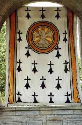 Flag at the basilica's War Memorial